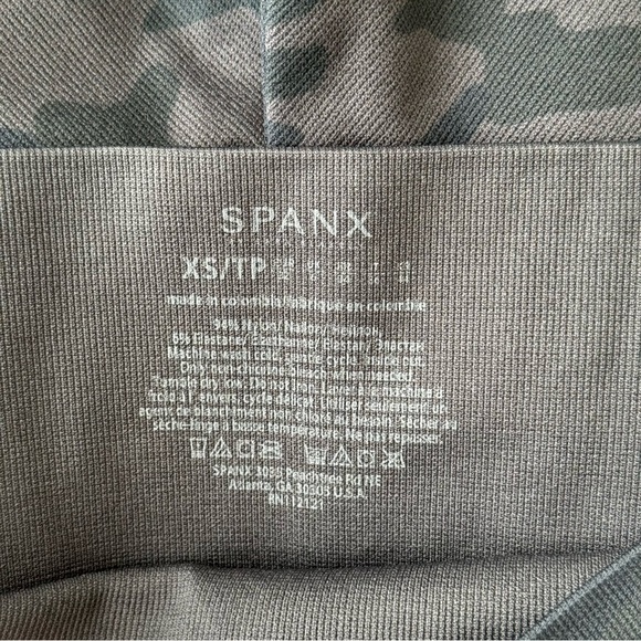 SPANX Look at Me Now Black Camo Seamless Legging - Picture 6 of 6